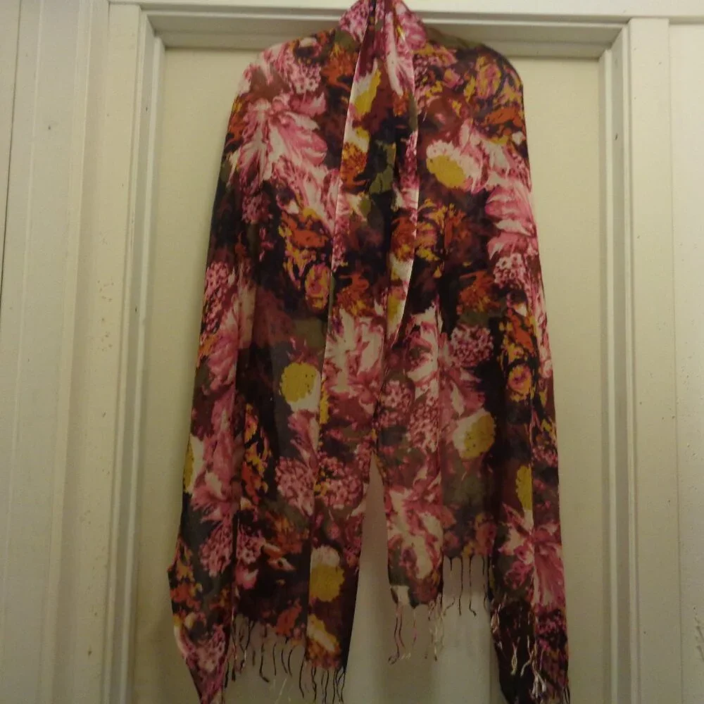 OLD WORLDE STYLED BIG PINK DIFFUSED FLORALS PRINT SCARF W FRINGE